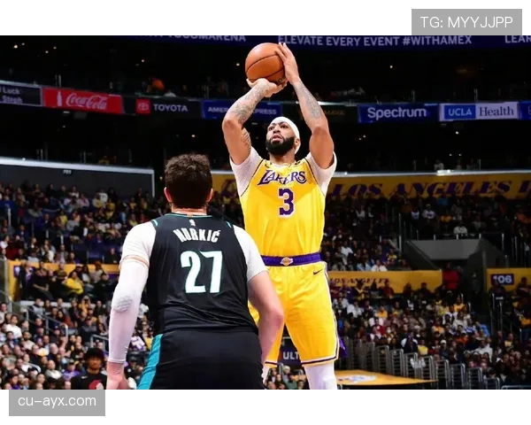 戴维斯无球跑动激活湖人进攻体系,球队状态回升引关注 戴维斯无球跑动激活湖人进攻体系,球队状态回升引关注