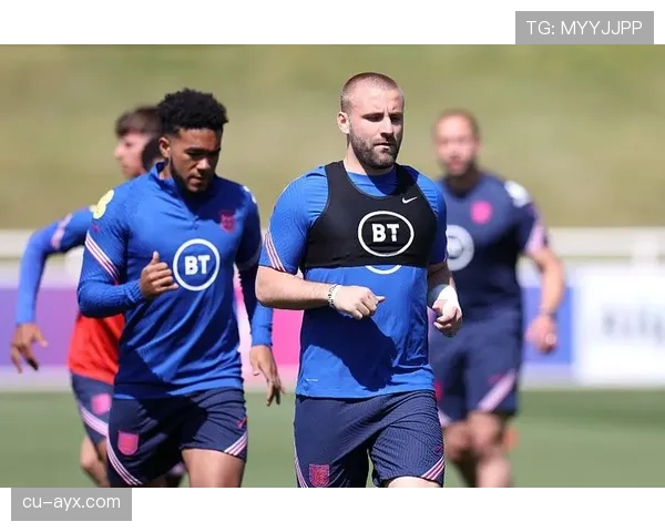 英格兰锋线对比：凯恩与斯图里奇在终结风格与战术角色的差异分析