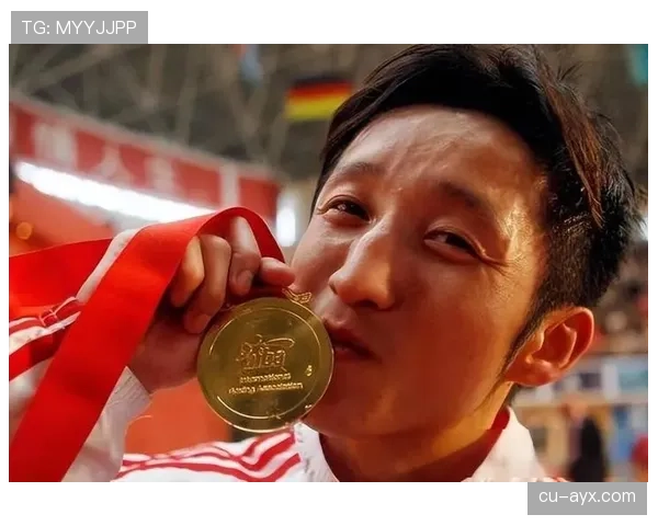 邹市明家的冰箱里塞满蛋白粉，连饮料都按克称着喝